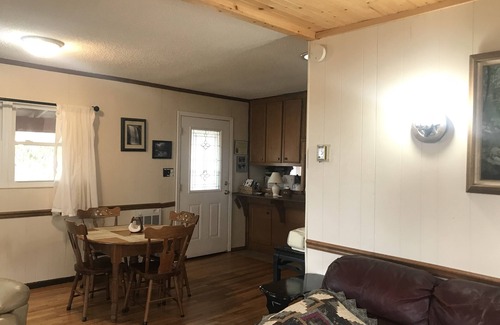 Hendersonville Cabin | Escape to your cozy 2-bedroom cabin near DuPont State Forest