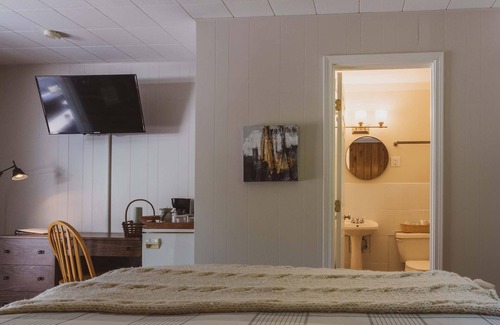 Christina Lake Hotel | Escape & Unwind in Picturesque Christina Lake, Sleeps 2- Beaches, Golf, Fishing