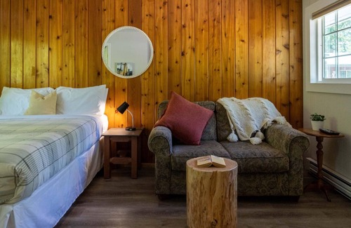 Christina Lake Hotel | Escape & Unwind in Picturesque Christina Lake, Sleeps 2- Beaches, Golf, Fishing