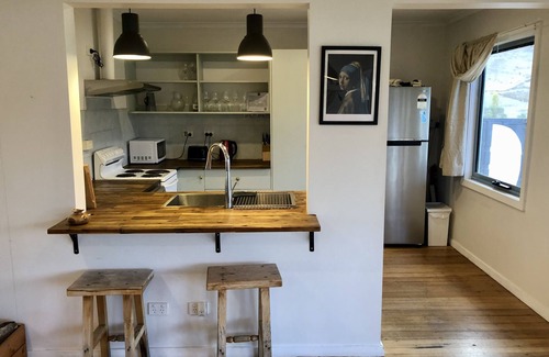 Tea Tree Cottage | Ese vineyard cottage, family friendly 30mins from Hobart CBD