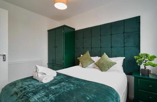 Cribbs Causeway Apartment | Esmerelda - Sleeps 8 - Contractors - Free Parking