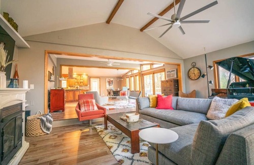 New Paltz House | Esopus Escape: Pool, Hot Tub & Media Room