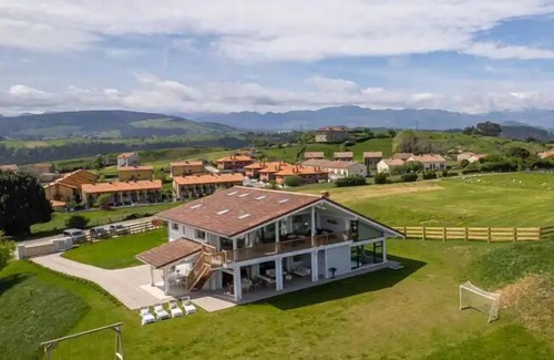 San Vicente de la Barquera House | Espectacular Casa en un Alto con Vistas al Cantábrico y Picos de Europa