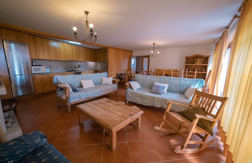 Bouro House | Espaçosa Casa de Montanha no Gerês