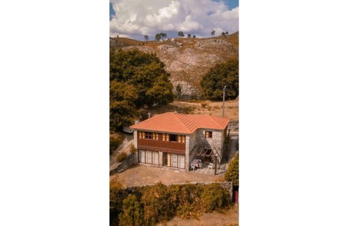 Bouro House | Espaçosa Casa de Montanha no Gerês