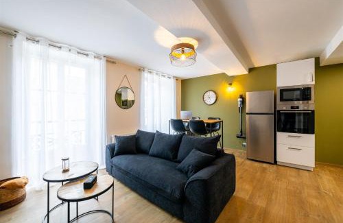 Laval Apartment | Espace, confort, calme et design en plein centre !