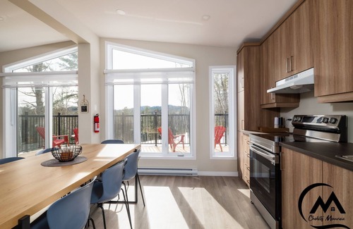 Mauricie Ski Chalet | Espace de Rêve! Chalet Neuf avec SPA, vue imprenable sur les montagnes!