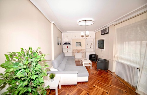 Valladolid City Centre Apartment | Espacios Blanco Santiago: 180m2, city center, parking included!