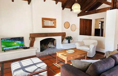 Chacras de Coria House | Espaciosa y cálida en medio de gran parque