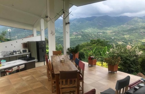 La Mesa House | Espectacular Casa de Campo con Hermosa Vista a la Cordillera Rodeada de Jardines