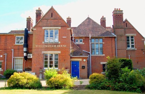 Willingham Apartment | Essential room with shower and kitchenette