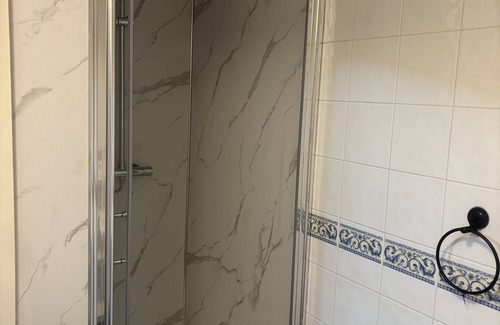 Willingham Apartment | Essential room with shower and kitchenette