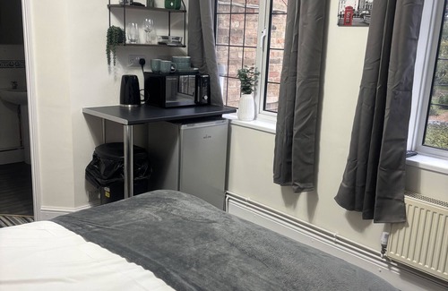 Willingham Apartment | Essential room with shower and kitchenette