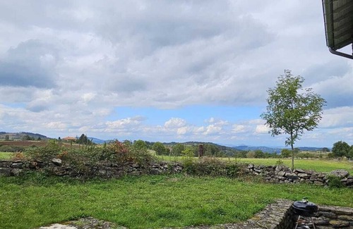 Saint-Martin-de-Fugeres House | Estaou de bas country house