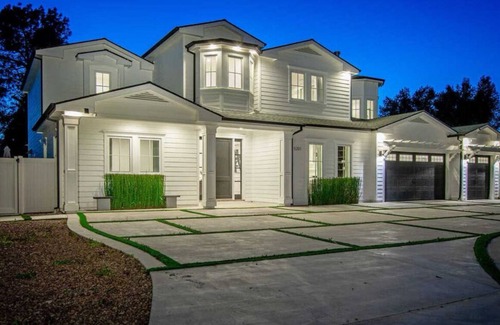 Tarzana House | Estate with 5 bedrooms in charming Tarzana Los Angeles