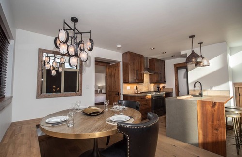 Estes Park Cabin | Estes Escape – Jacuzzi, Indoor/Outdoor Fireplace and BBQ Grill