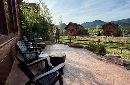 Estes Park Cabin | Estes Escape – Jacuzzi, Indoor/Outdoor Fireplace and BBQ Grill