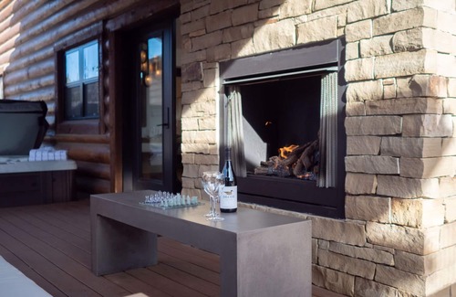 Estes Park Cabin | Estes Escape – Jacuzzi, Indoor/Outdoor Fireplace and BBQ Grill