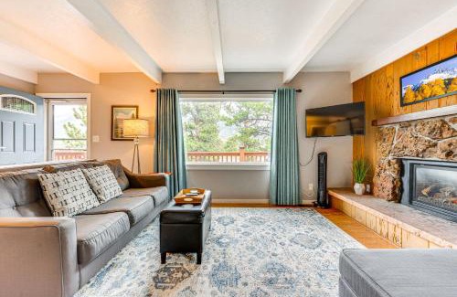 Estes Park Apartment | Estes Park Condo with Deck and Views about 3 Miles to RMNP