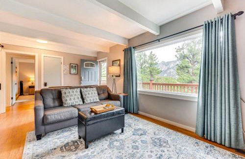 Estes Park Apartment | Estes Park Condo with Deck and Views about 3 Miles to RMNP
