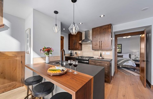Estes Park Cabin | Estes Retreat – Indoor/Outdoor Fireplace, Jacuzzi, Close to Downtown Estes