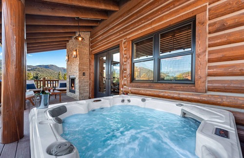Estes Park Cabin | Estes Retreat – Indoor/Outdoor Fireplace, Jacuzzi, Close to Downtown Estes