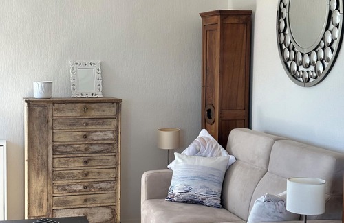 Royan Apartment | Estuary view, 12-minute walk to beach, market, town center. Quiet residence 4 people