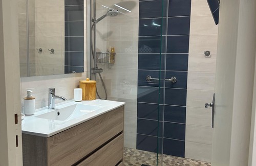 Royan Apartment | Estuary view, 12-minute walk to beach, market, town center. Quiet residence 4 people