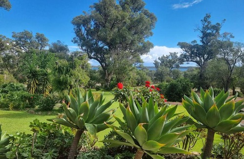 Leschenault House | Estuary water views 4bedroom home with pool