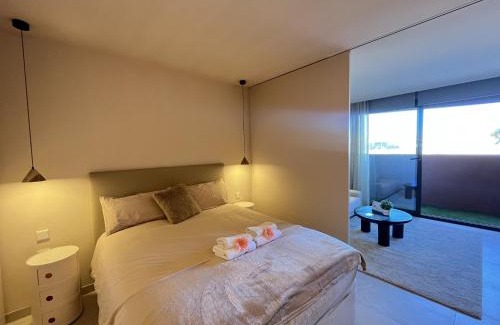 Guadalupe Apartment | Estudio de diseño con piscina by Gloove