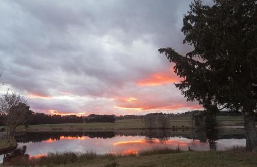 La Celle-sous-Gouzon Apartment | Etang et moulin