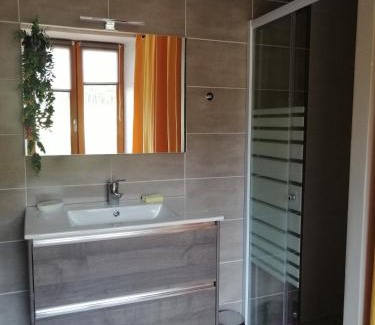 La Celle-sous-Gouzon Apartment | Etang et moulin