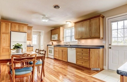 Southampton House | Eucalyptus Cottage - Steps to Downtown and the Big Flag - 3 Bedroom - 1 Bathroom