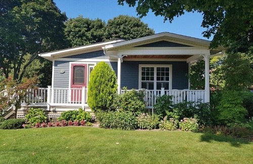 Southampton House | Eucalyptus Cottage - Steps to Downtown and the Big Flag - 3 Bedroom - 1 Bathroom