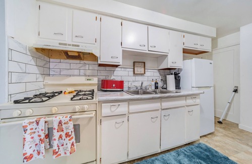 Euclid House | Euclid Eclipse! 3 bedroom 1 bath w/king bed, up to 7 guests