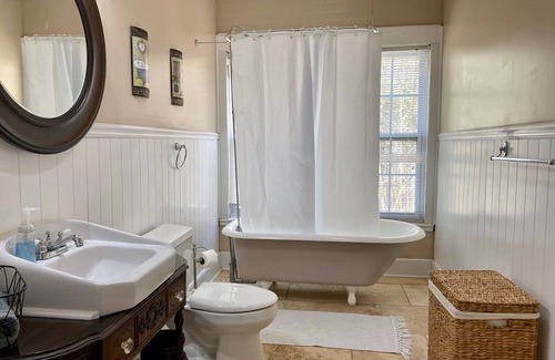Georgetown House | “Eufaula Cottage” Charming Lakefront Cottage