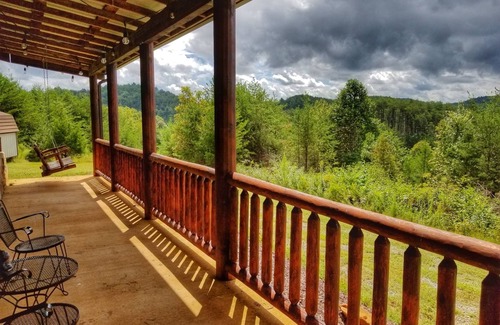 Copperhill Cabin | Eula Mae- Hot tub,Gas Fireplace, Wifi, campfire pit, secluded, close to rafting