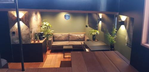 Amsterdam East Boat Rental | EUPHRATE HOUSeBOAT