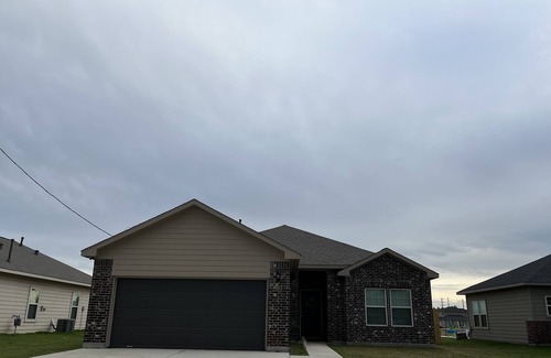 New Caney House | Euqinartnub Nivre