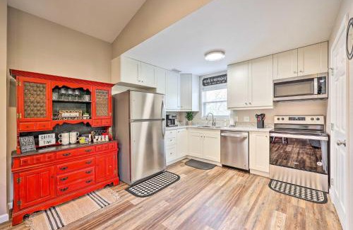 Berryville House | Eureka Springs Area Home with Porch, Grill!