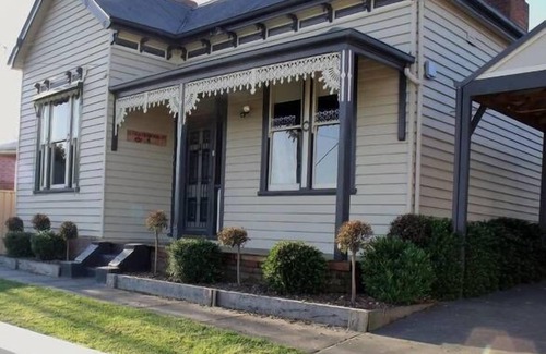 Ballarat East House | Eureka Views B&B Ballarat. 3 Bdr. 5 mins to CBD. Close to tourist attractions