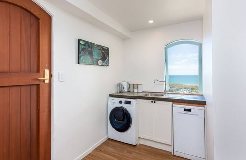 Bowentown Apartment | European escape, ocean views and terrace garden.