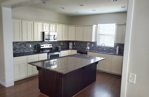 Kaysville House | ✨ European-Style Townhome – Perfect Getaway Near Everything! ✨