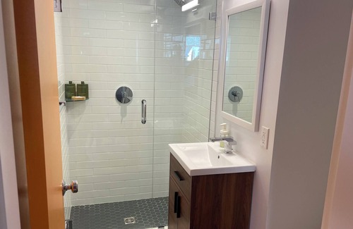 Upper Lonsdale Apartment | EuroStyle Suite in the heart of North Vancouver. Minutes to Grouse Mountain