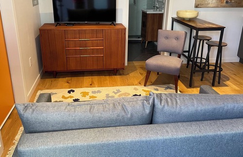 Upper Lonsdale Apartment | EuroStyle Suite in the heart of North Vancouver. Minutes to Grouse Mountain