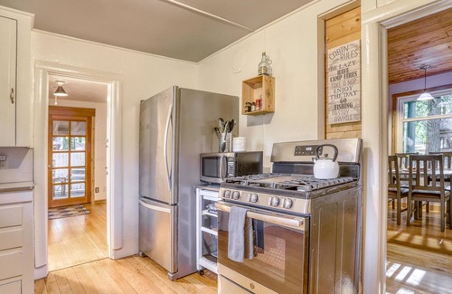 Rhododendron Cabin | EV charger, AC, Huge Fenced Yard, Last Minute Deals on Sept-Oct Dates!