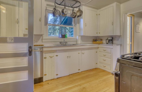 Rhododendron Cabin | EV charger, AC, Huge Fenced Yard, Last Minute Deals on Sept-Oct Dates!