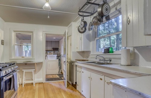 Rhododendron Cabin | EV charger, AC, Huge Fenced Yard, Last Minute Deals on Sept-Oct Dates!