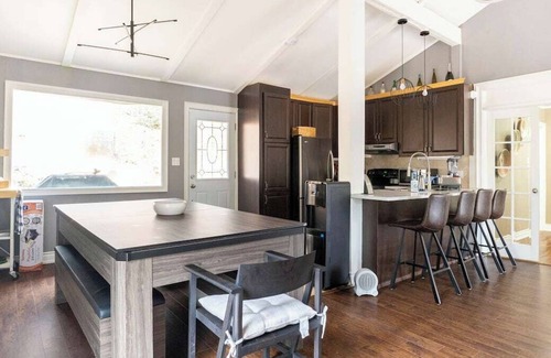 Tiny Cottage | EV Charger, Cozy Cottage, Pet Friendly