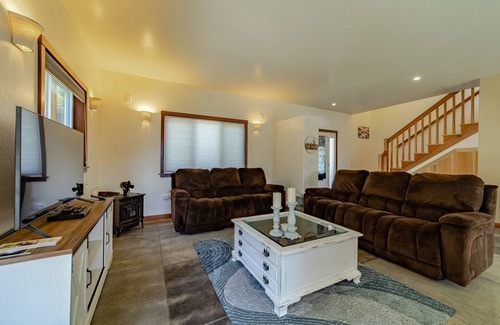 Shelter Cove House | EV charger, pet friendly, large ocean view deck, close to beaches, sleeps 8